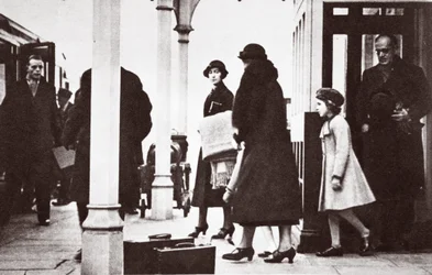 Principessa Elisabetta e Principessa Margaret Rose di ritorno a Londra, gennaio 1936
